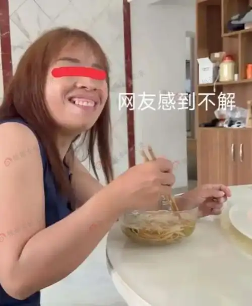 云南38岁女子炫耀帅气男友,被网友嘲讽男朋友图你龅牙好看吗