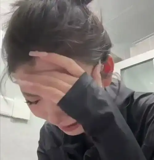 带伤的头像女万彩礼