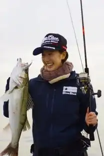 美女出海钓鱼,美丽身姿亮瞎眼