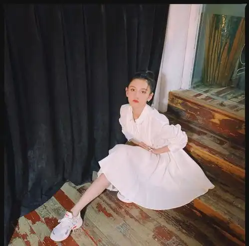 女生白色简约头像宋祖儿