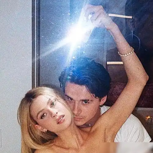 好看贝克汉姆大儿子在脖后纹了未婚妻眼睛,与父亲一样酷爱纹身