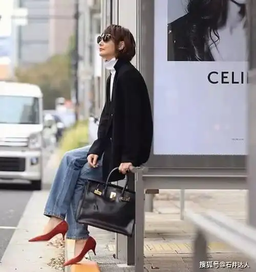 赵雅芝扎起马尾辫,穿身橙子装身姿挺拔,谁敢说是奶奶辈的人