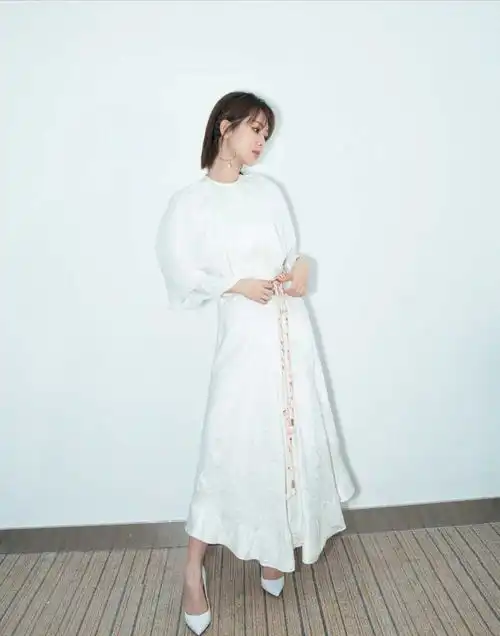 杨紫越来越有女人味了一袭白色连衣裙简洁大气,清爽时髦又减龄