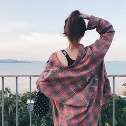 49岁许晴真有气质,穿格子衬衫搭配过膝靴,网友女人味十足