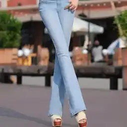 裙子基本落伍了,看看牛仔裤的修身搭配吧