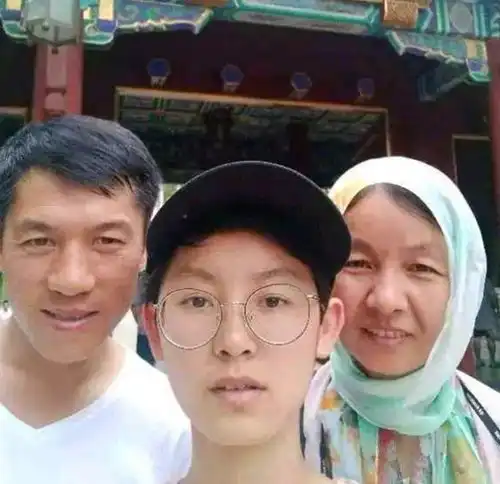 18岁女孩不会玩手机,是宁夏文科状元,现在北大学习中