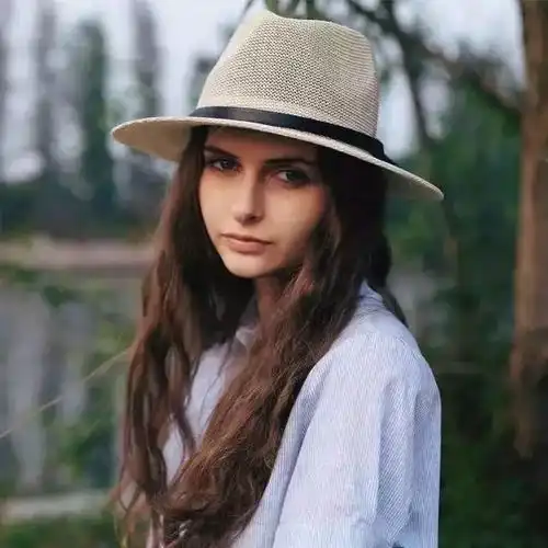 黄圣依出门头上套塑料袋曝光价格后,果然贫穷限制了我的想象