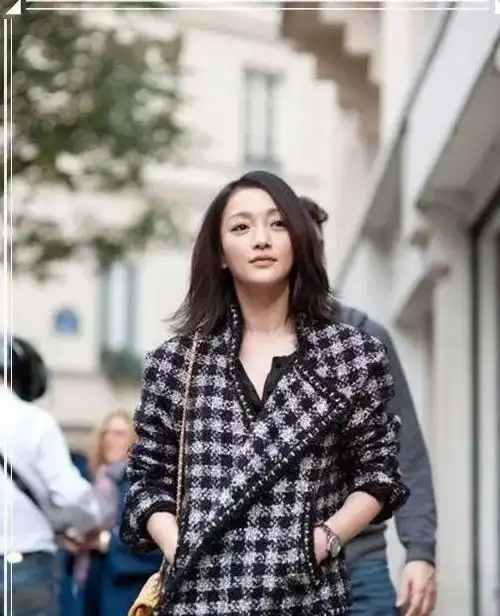 周迅得罪发型师了一身灵气全被这刘海给挡了,不看脸还是美少女