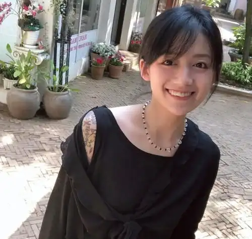 清纯长相高级脸,笑起来很可爱的李诞女朋友又一次火了