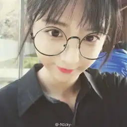 上视校花晒写真清新淡雅尽显知性美