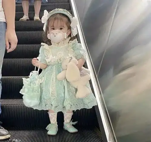 3岁洛丽塔小女孩走红,精致可爱像洋娃娃,背后却暗藏隐忧