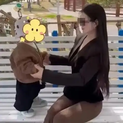 00后宝妈打扮精致带娃,因太漂亮火出圈,网友我也想活成这样