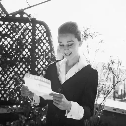 赫本的珍珠耳环,真美