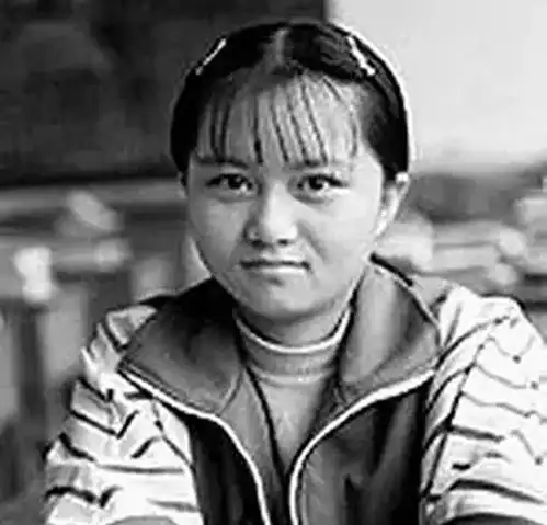 8岁女孩苏明娟,因一双大眼睛走红大学兼职卖房,今事业爱情双丰收