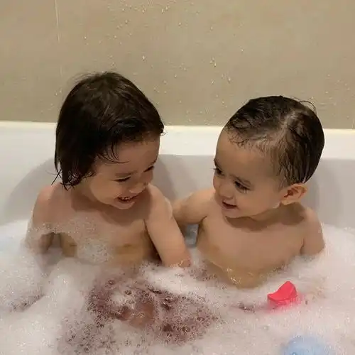 sam自曝在要三胎不顾老婆宥美45岁高龄威廉本特利均是试管婴儿