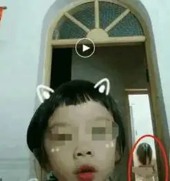 5岁小女孩在家玩抖音,妈妈洗澡过程被全程直播