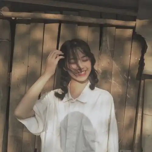 女生头像雪纺衫