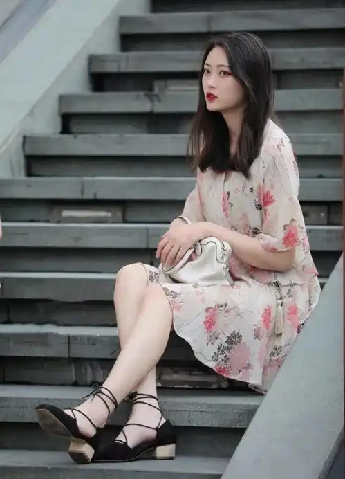姑娘穿碎花裙,美得像位小公主,女神气质透屏而出