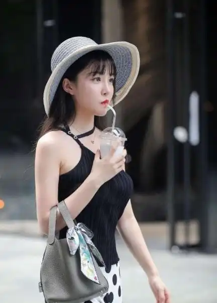 街拍笑容灿烂的美女,露出白皙大长腿,尽显青春活力