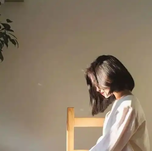 优质女头短发气质女生头像
