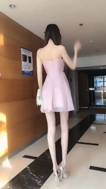 酒店大堂偶遇刚上班气质美女,这身材和迷人的背影,真羡慕那些有缘的人