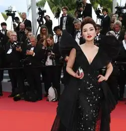 戛纳红毯现女演员赖着不走,遭人驱赶,曾出演过延禧攻略