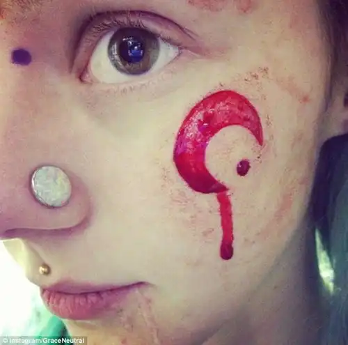 英国女孩疯狂纹身成网红,眼球都染成紫色