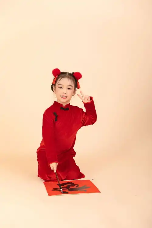 写福字龙年新年春节女孩人物摄影图广告素材下载至来源处