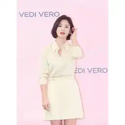宋慧乔高调现身品牌活动,一袭蕾丝小白裙大卷发,尽显优雅女人味