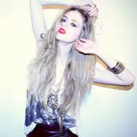 请童鞋们帮我找到原图,手机那么大的墙纸就行