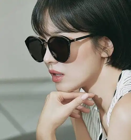 戴眼镜美女头像短烫发气