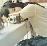 qq头像女生趴在桌上的带字