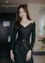 露肩装最能考验女星身材娜扎的肩带都要滑下来,大s还是最大胆