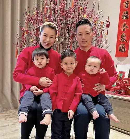 胡杏儿晒七年前后对比照为老公庆生,母子四人送吻,老大画全家福