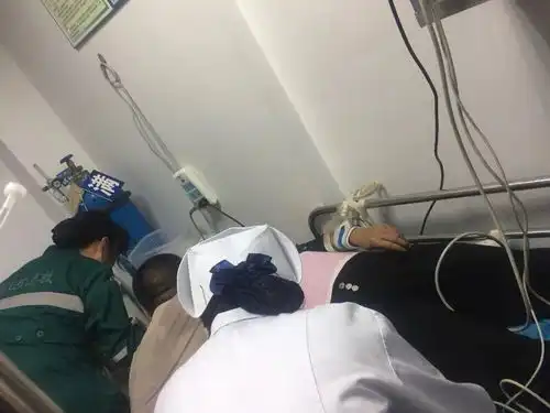正能量女子服毒自杀,公交车秒变救护车紧急送医抢救
