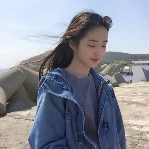 搞笑段子中午在食堂吃饭,边上坐个美女,她不爱吃鸡蛋