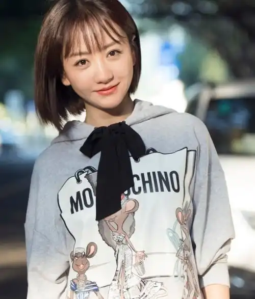 杨蓉多会保养,40岁扮演大学生毫无违和感,穿背带裤少女气息十足