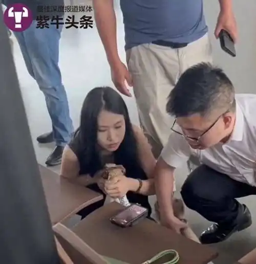 在医生父亲的隔空指导下苏州00后女孩机场冷静救人