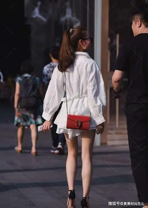 女生白色简约头像衬衫裙