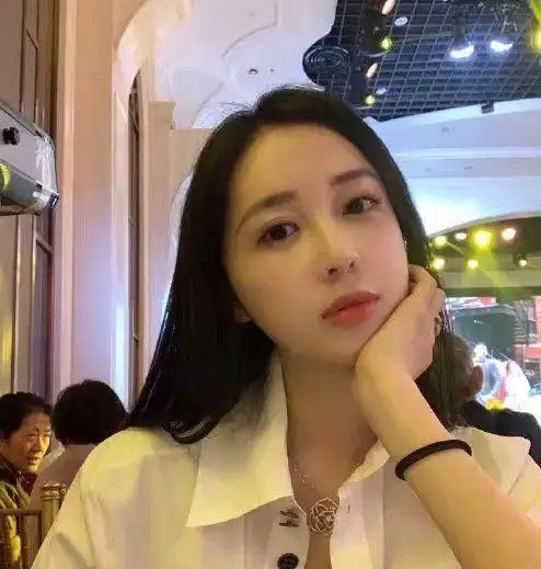 潘玮柏正式官宣恋情,空姐妻子身材火辣,气质完全不输圈内女星