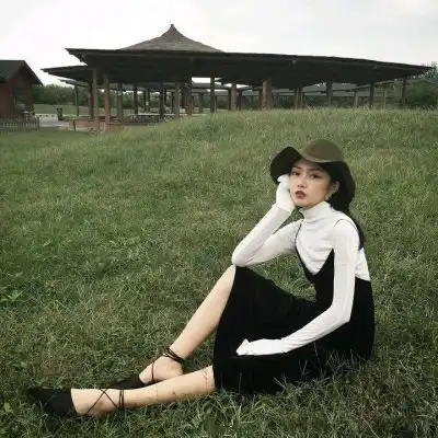 坐在草地上盘腿坐的女生头像