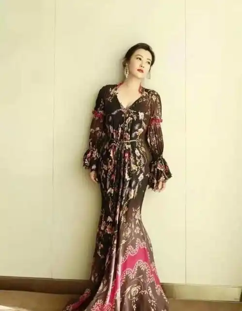 瘦身成功的郝蕾真美,黑色衬衫配长裙端庄优雅,成熟的女人味惹眼