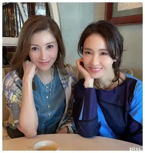 李嘉欣黎姿成闺蜜,何超琼刘嘉玲成闺蜜,她们都曾是许晋亨的女友