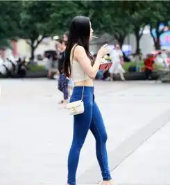 街拍小姐姐时尚中还有些小调皮,惹眼又拉风