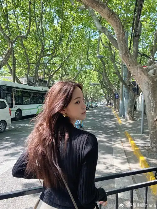 组图欧阳娜娜黑白搭配晒自拍化身春日明媚少女