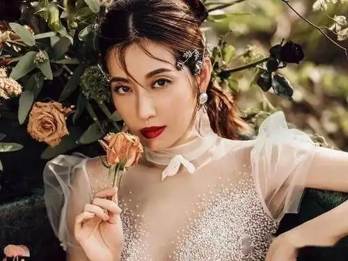 王浩信陈自瑶8岁女儿曝光qq玩抖音摆不同pose可爱度爆灯