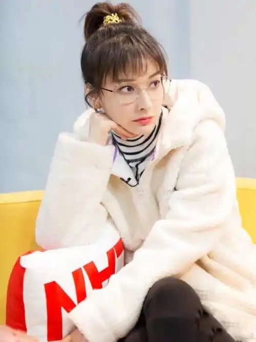 36岁的吴昕唐嫣同穿羊羔毛外套,一个比一个少女,谁更合你心