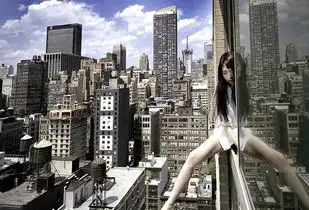 美女摄影师在高楼边缘玩命自拍