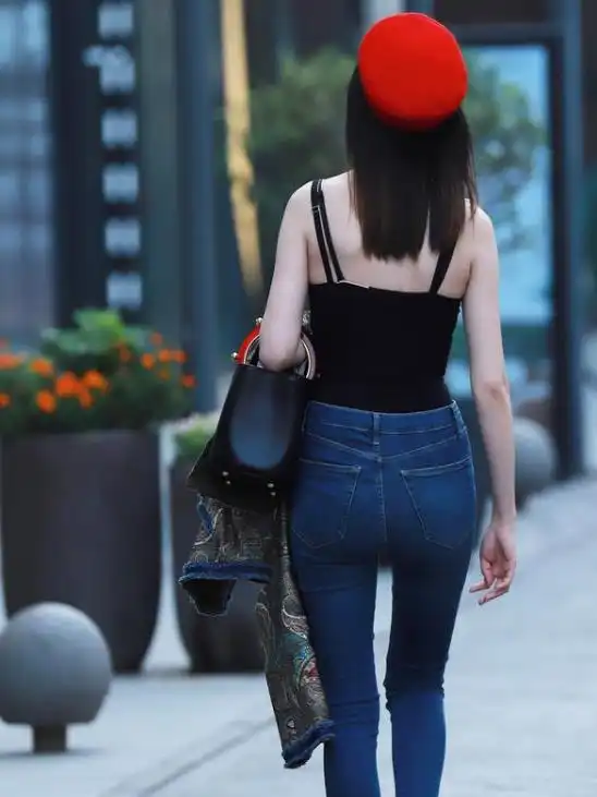 街拍闭月羞花的美女,一条白色的连衣裙,时尚唯美气质