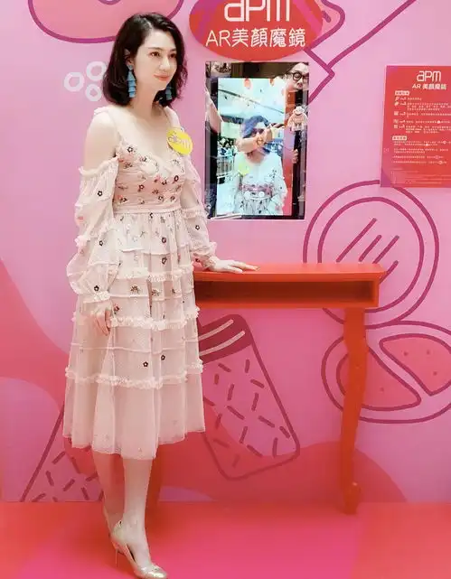 47岁洪欣最新活动,一字领衬衫配包臀裙减龄,皮肤白皙不比少女差